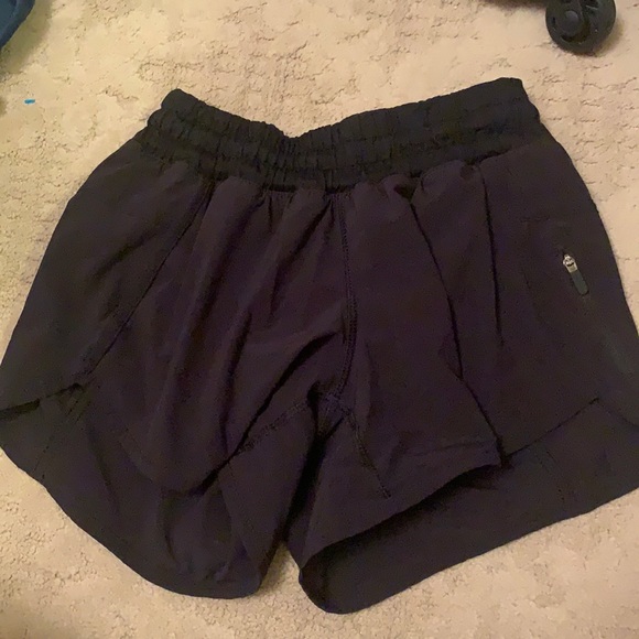 Black Lululmon 4” Tracker Shorts Size 4 - Picture 1 of 4